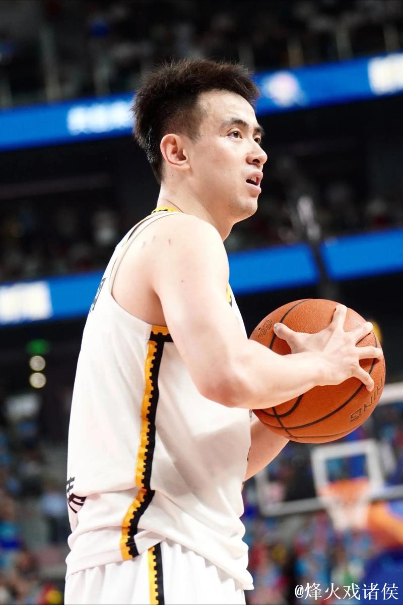 张镇麟34分赵继伟19+14 辽宁轻取广东总分1-0 张镇麟34分赵继伟19+14 辽宁轻取广东总分1-0